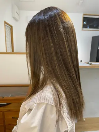 カラー タケウチ サトミのヘアスタイル