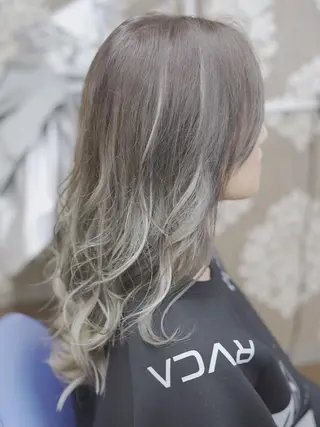ロング カラー ヤナ マネージャーのヘアスタイル