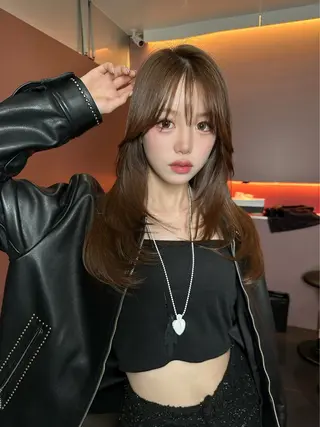 ロング レイヤーカット 透明感カラーのヘアスタイル