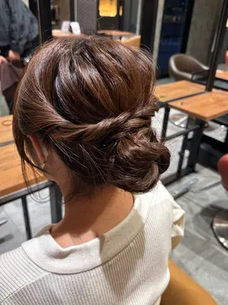 ヘアアレンジ earth ノノカ 柔らかベージュカラーのヘアスタイル