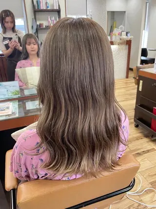 ミディアム 榮 百合香のヘアスタイル