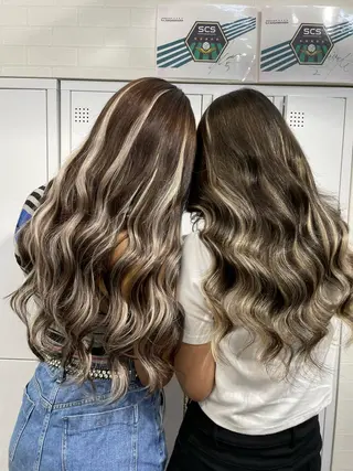 ロング 横浜🦋ハイトーン 🫐シャドウルーツのヘアスタイル