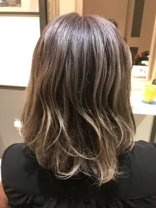 ミディアム カラー Avery SHINのヘアスタイル