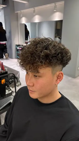 ミディアム パーマ メンズ 高橋 周のヘアスタイル