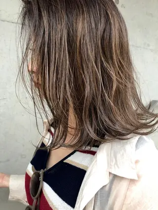カラー 顔まわりレイヤー デザインカットのヘアスタイル