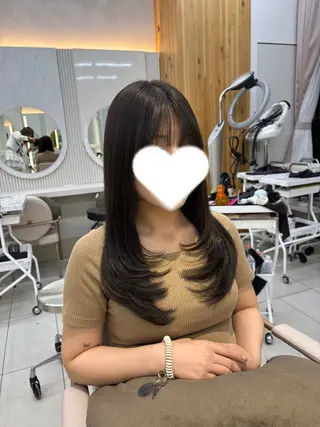 セミロング かなこ／重めレイヤー ／透明感カラーのヘアスタイル
