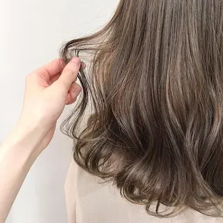 ミディアム カラー CITY louwe 脇坂彩音のヘアスタイル