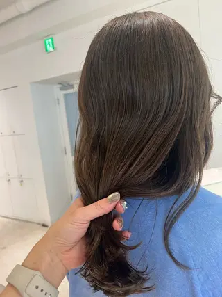 カラー Louwe 小島のヘアスタイル