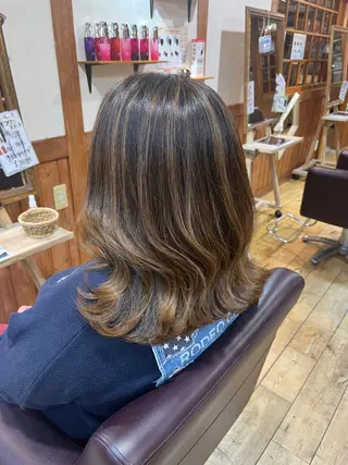 ミディアム カラー 広瀬 遥香のヘアスタイル