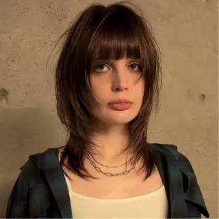 セミロング ウルフ/レイヤー/ ブリーチカラーのヘアスタイル