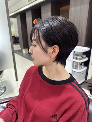 ショート レイヤー 艶々カラーのヘアスタイル