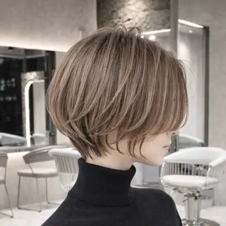 ショート カラー 《髪質改善✖️レイヤ ー🩶》ナオヤのヘアスタイル