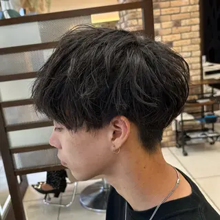 メンズ メンズ特化シャドウパ ーマラウンドマッシュのヘアスタイル