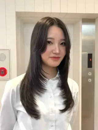 ロング フカミ マナカのヘアスタイル