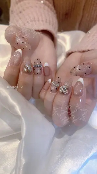 ネイル 𝘙𝘪𝘰𝘯𝘢 ...🕯🤍のネイルデザイン