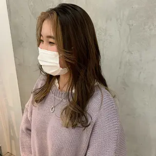 ロング SAKINO． ベージュカラーのヘアスタイル