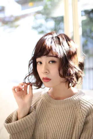 ミディアム カラー パーマ 低ダメ高明度 低ダメ高明度ハイトンのヘアスタイル