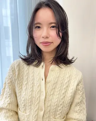 ミディアム カラー 💓パーマ，💗 レイヤーカットのヘアスタイル