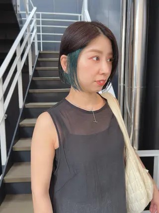 ショート 韓国🇰🇷レイヤー カットオリーブカラーのヘアスタイル