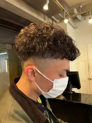 パーマ メンズ ハイライト白髪ぼかし メンズパーマ渋谷のヘアスタイル