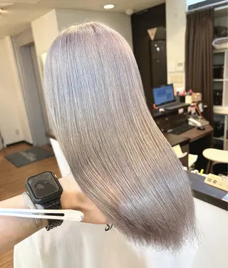セミロング カラー 色ムラ修正の神様 新宿ハイトーンかすみのヘアスタイル
