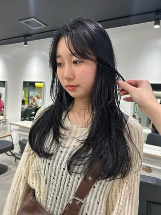 セミロング 透け感ベージュ ／ミハルのヘアスタイル