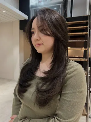 ロング DEAN ISLA 大人レイヤーカットのヘアスタイル
