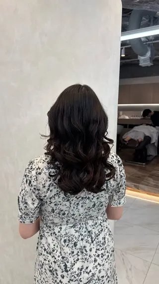 セミロング ARMONY OMOTESANDO所属・本田秀幸 コテ巻き風パーマのヘアスタイル