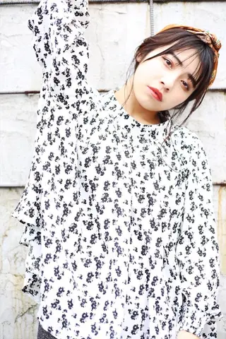 セミロング 岩渕 由里香のヘアスタイル