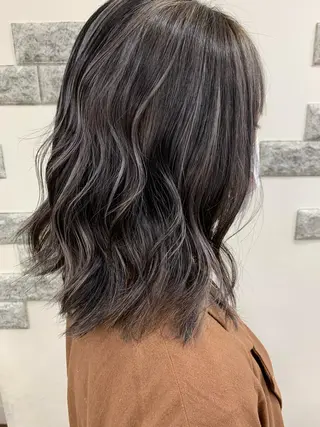 ミディアム カラー 薄田 珠美のヘアスタイル