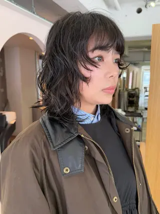 ミディアム パーマ nuu所属・💜ショート💜 ウルフ、ボブ二色亜美のヘアスタイル