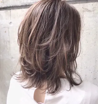 ミディアム カラー AKI アキのヘアスタイル