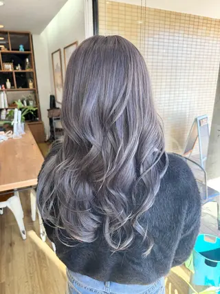 ロング カラー ツキダテ ユイのヘアスタイル