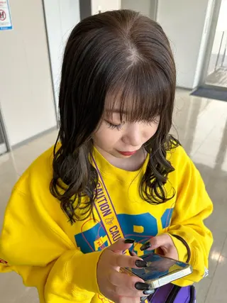 セミロング カラー 丸山 莉世のヘアスタイル