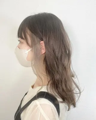 セミロング カラー 色ムラ修正の神様 新宿ハイトーンかすみのヘアスタイル