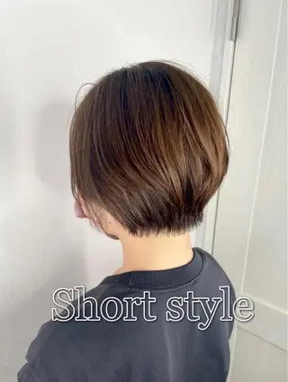 ショート 小顔レイヤー/韓国/ 美髪矯正/艶カラーのヘアスタイル