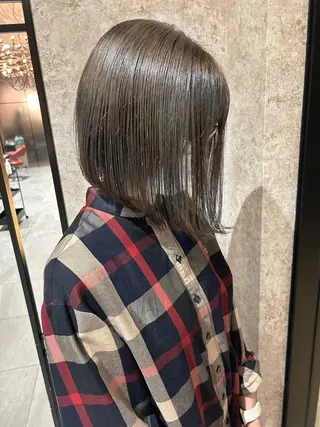 カラー earth ノノカ 柔らかベージュカラーのヘアスタイル