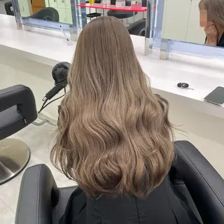 ロング カラー ミルクティーベージュ 🤍Yumeのヘアスタイル