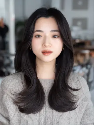 セミロング レイヤーカット/ 前髪顔周りカットのヘアスタイル