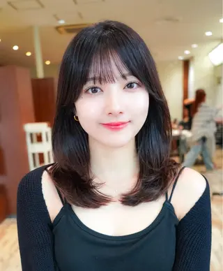 ミディアム レイヤー・カット モデル・透明感カラーのヘアスタイル