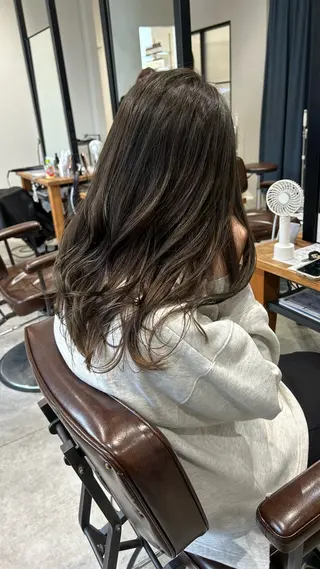 ミディアム カラー オリーブベージュ/ ブリーチなし透明感のヘアスタイル
