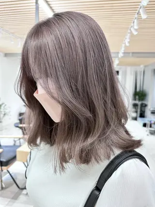 ミディアム カラー レイヤーカット 透明感カラーのヘアスタイル