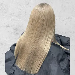 ロング カラー ホワイトブロンド RIKUTOのヘアスタイル