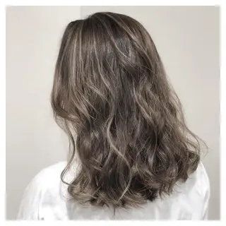 ミディアム カラー biscohair 髪にドラマを。のヘアスタイル