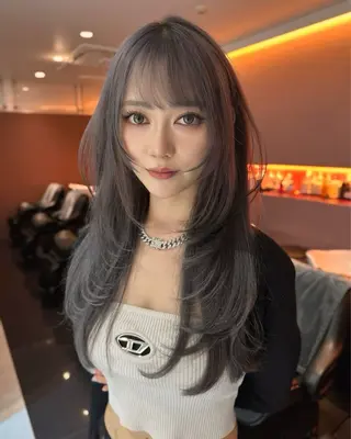 ロング カラー レイヤーカット 透明感カラーのヘアスタイル