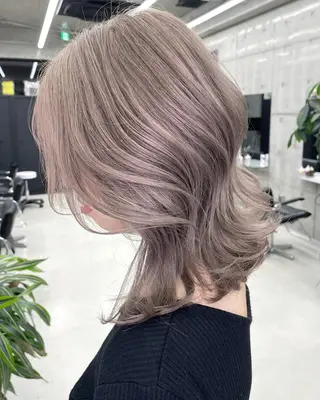 ミディアム カラー 岡留 愛美のヘアスタイル