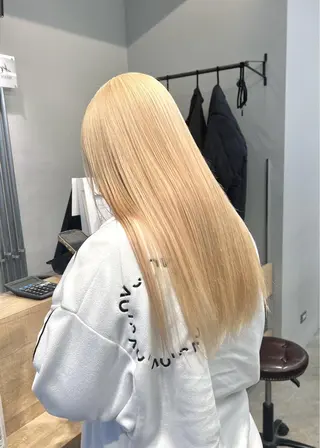 ロング カラー ブリーチ毛の縮毛矯正 ハイトーン/岡本智樹のヘアスタイル