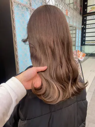 セミロング カラー ヘアアレンジ アイブロウ LAVENDIA 初音のヘアスタイル