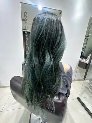 セミロング レイヤー 艶々カラーのヘアスタイル