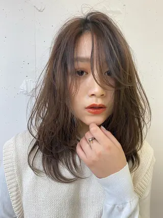 ミディアム 顔周りの垢抜けヘア 立山愛梨のヘアスタイル